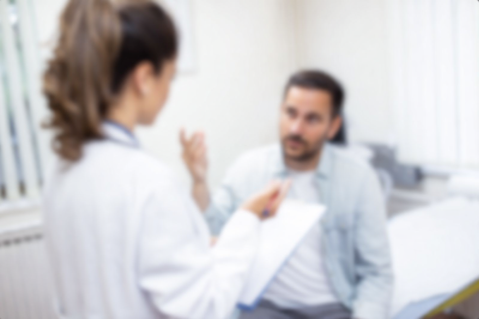 Paciente con doctora en Consultorios Iberlucea